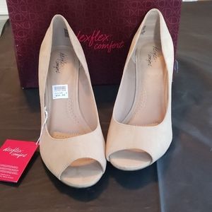 NWT  Dexflex Comfort Carmel wedge peep toe shoes